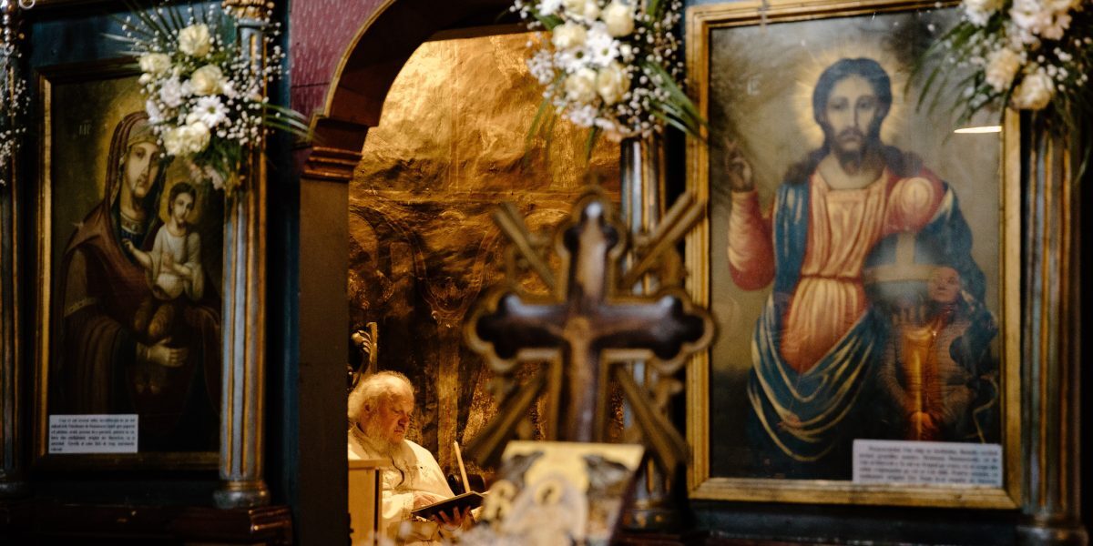 Femei interzise în Biserica din România. Blestemul le așteaptă