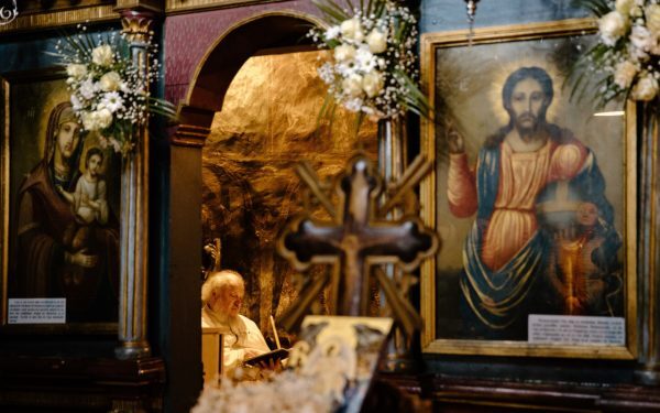 Femei interzise în Biserica din România. Blestemul le așteaptă