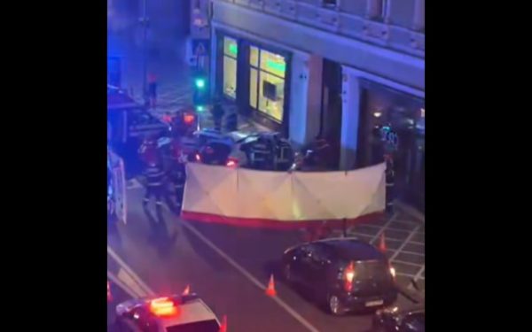 Scene cumplite în centrul Brașovului. O mașină a intrat pe trotuar și a lovit mai mulți pietoni: doi au murit