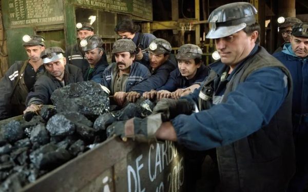 Redeschiderea centralelor pe cărbune: cum ne vând politicienii un „trabant din anii '80” pe post de salvator. Motivul: „Sunt preferate pentru sinecurile clasei politice”, explică o specialistă