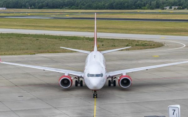 De ce sunt avioanele albe? Explicația e simplă și ne costă