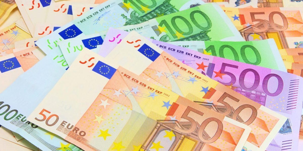 Europenii Scapă de Telefon: Numerarul Revine în Portofele