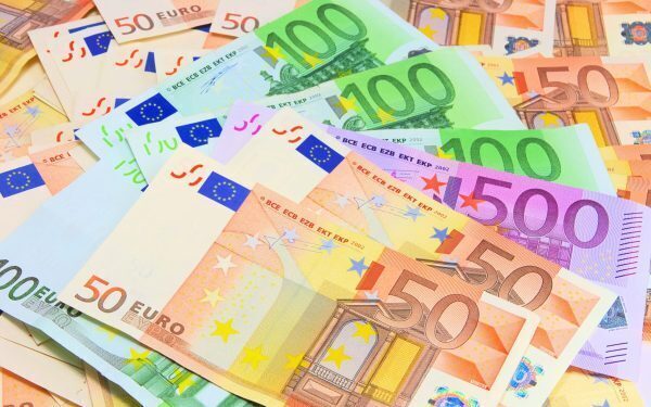 Europenii Scapă de Telefon: Numerarul Revine în Portofele