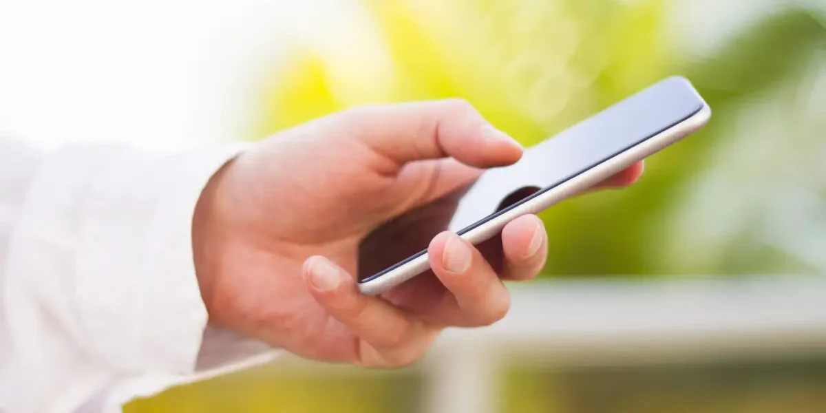 Telefonul personal la muncă: Ești obligat să-l folosești