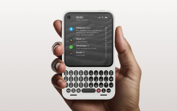 Telefon cu tastatură uimește fanii iPhone: jumătate cumpără Apple