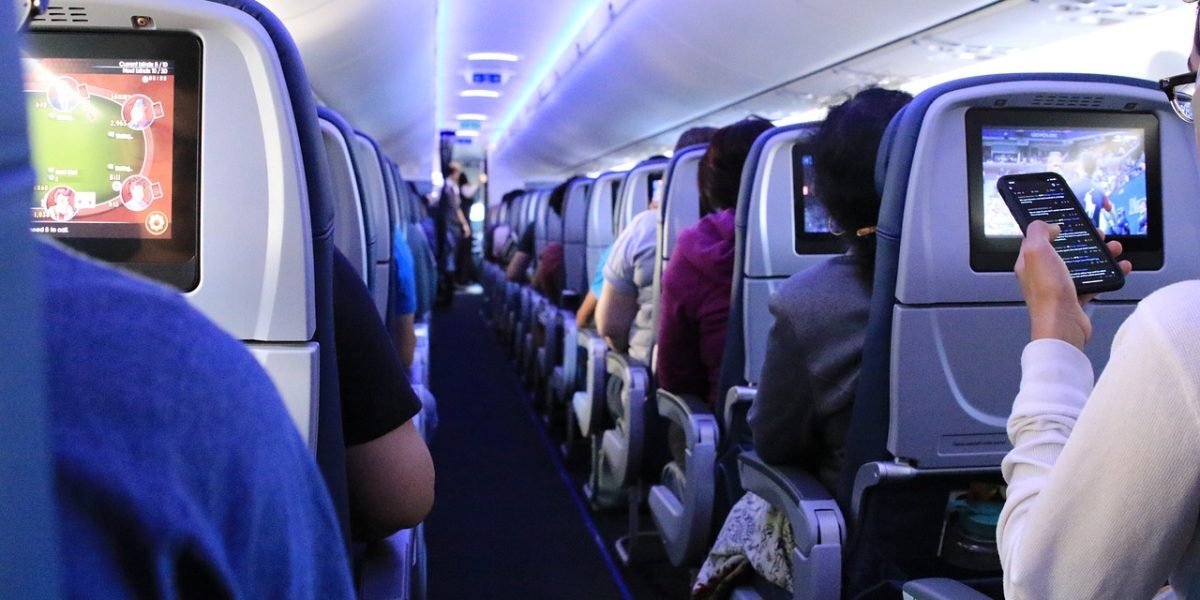 Glonț în Boeing 737: Pasageri evacuați de urgență