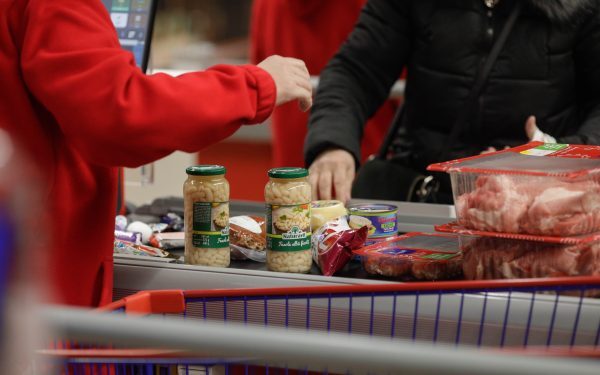 Românii cumpără tot mai puțin: economie la toate nivelurile