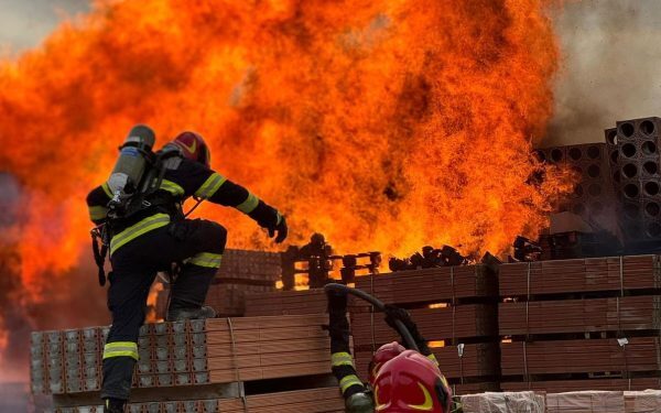 Incendiu cu degajare mare de fum la un centru de colectare mase plastice în apropiere de Năvodari / Mesaj RO-Alert transmis în zonă
