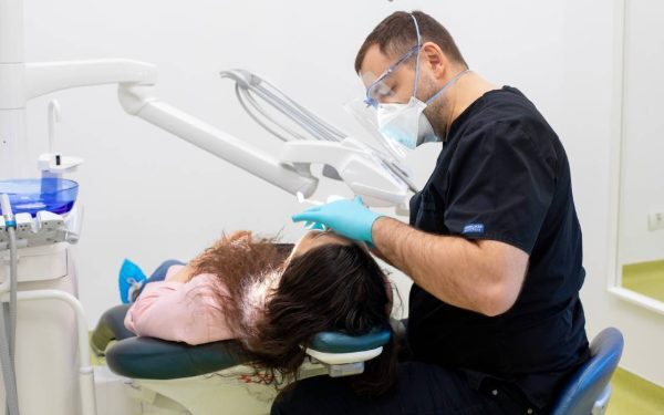Frica de dentist te ruină. Tratamentele costă enorm, explicăm cum