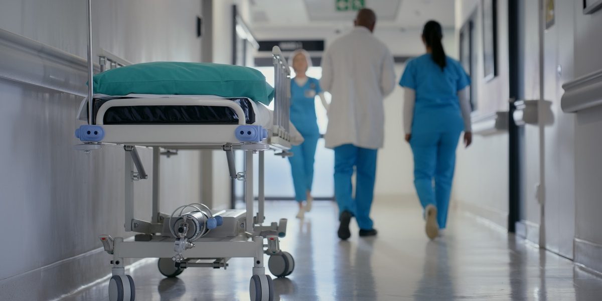 Bătaie la Spitalul Slatina: Infirmieră lovită de pacientă și soțul ei