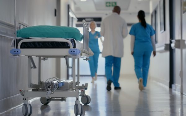 Bătaie la Spitalul Slatina: Infirmieră lovită de pacientă și soțul ei