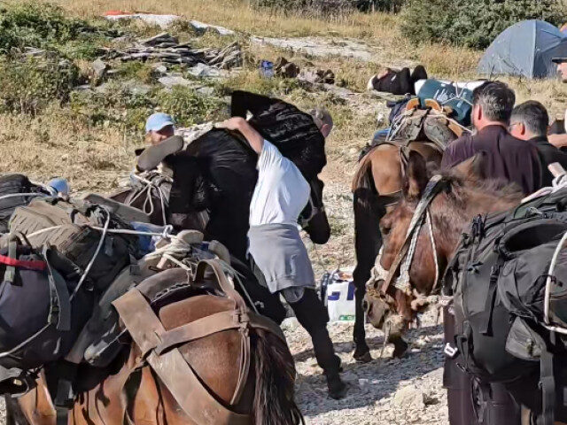 Becali pe Athos: imagini virale, 100.000 vizualizări