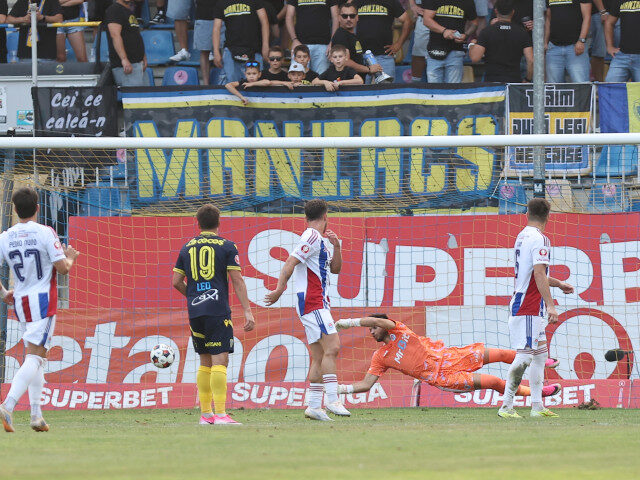 Petrolul a învins Oțelul 1-0 după un penalty, oaspeții în 10