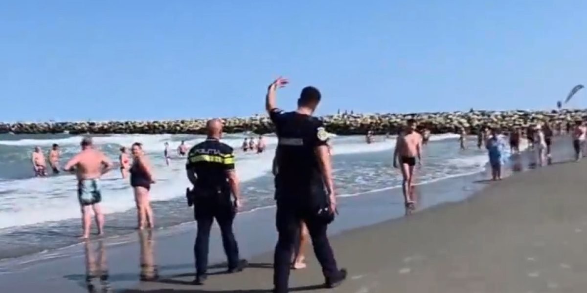 Turiștii au desafiat marea, jandarmii au intervenit pe litoral