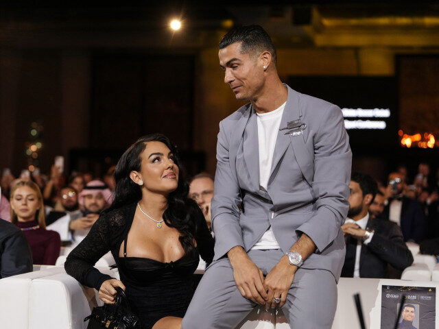 Ronaldo, emoționat: Sute la biserică pentru nunta cu Georgina