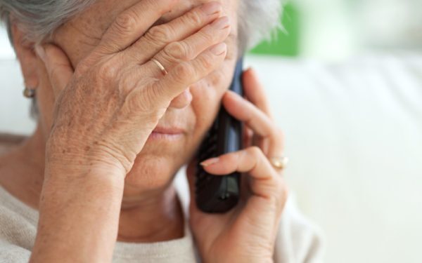 Fraude telefonice în România: Poliția atrage atenția asupra numerelor bancare falsificate