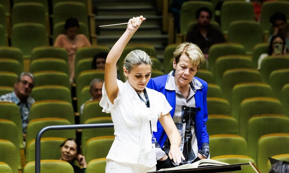 Alsop, discipolă Bernstein, dirijează în premieră la Enescu