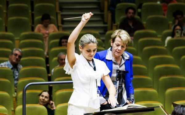 Alsop, discipolă Bernstein, dirijează în premieră la Enescu