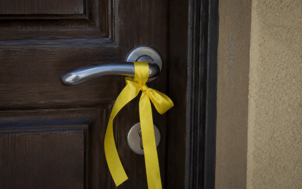 Panglica galbenă la clanță: Ce vor să-ți spună vecinii tăi
