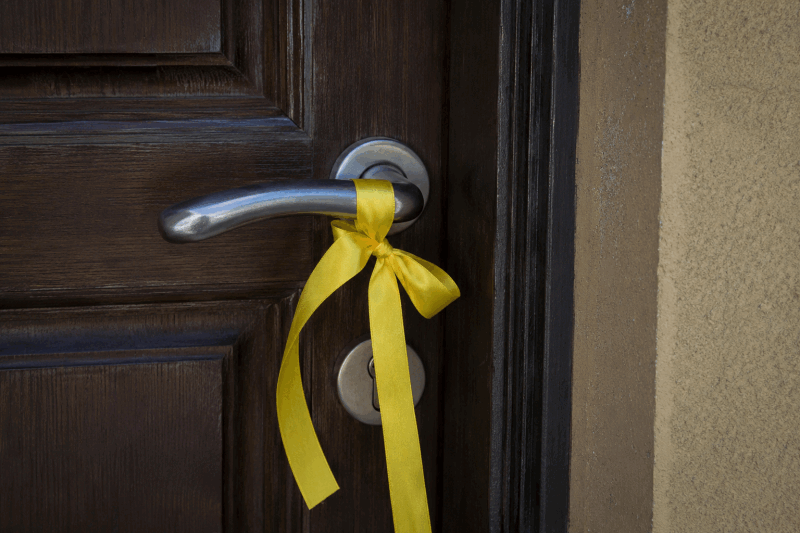 Panglica galbenă la clanță: Ce vor să-ți spună vecinii tăi