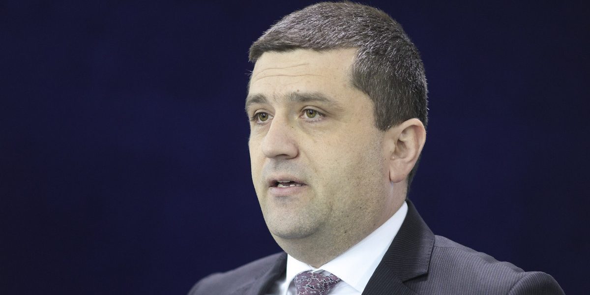 Grindeanu, ironizat de Miruță pe autostradă: „Ceasul la mână sau în buzunar”