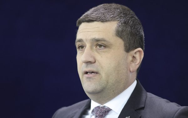 Grindeanu, ironizat de Miruță pe autostradă: „Ceasul la mână sau în buzunar”