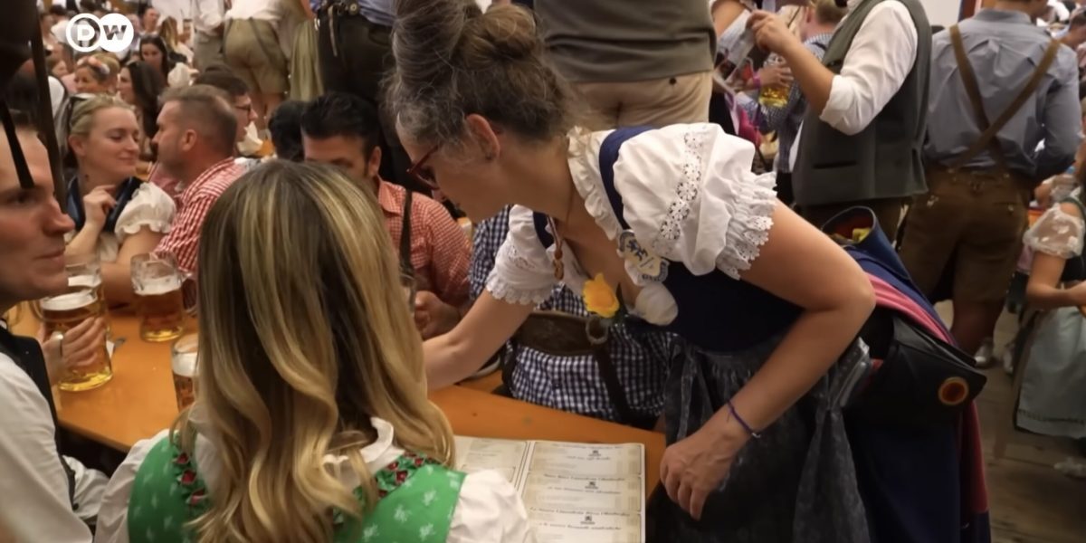 Șampanie de la Oktoberfest: Un neonazist german riscă arestarea