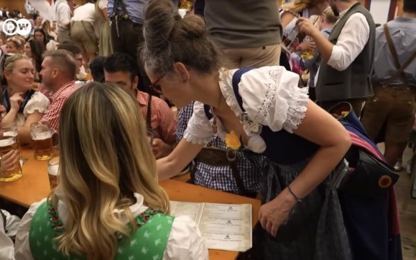 Șampanie de la Oktoberfest: Un neonazist german riscă arestarea