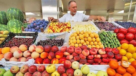 Castraveții, 11 lei/kg: Orașele scumpe din România pentru cumpărături