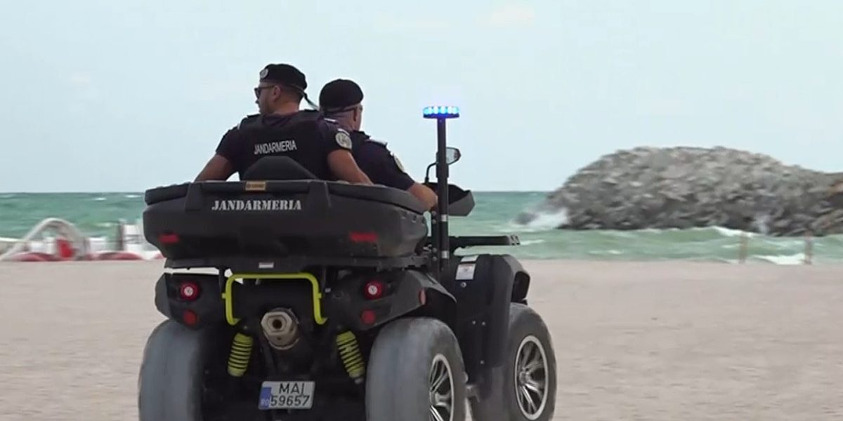 Turiști evacuați de pe plaja din Costinești din cauza dronei