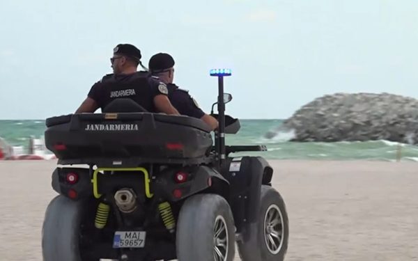 Turiști evacuați de pe plaja din Costinești din cauza dronei
