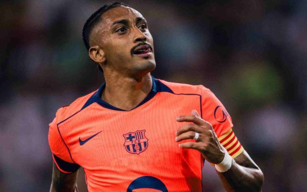 Raphinha salva al Barça desde los once metros