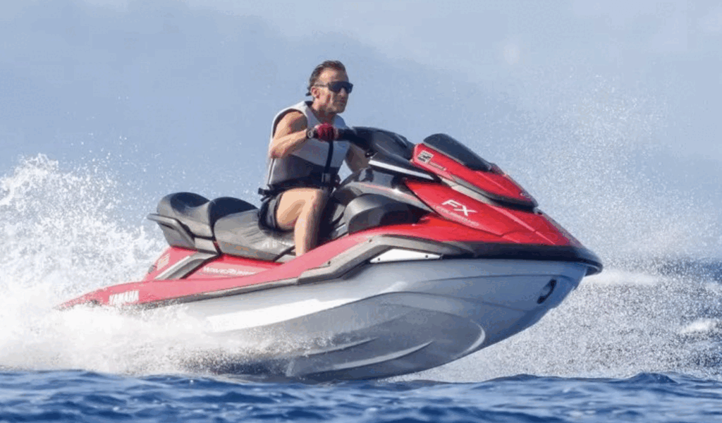 Macron pe jet-ski: Polemică în Franța pe imaginea președintelui