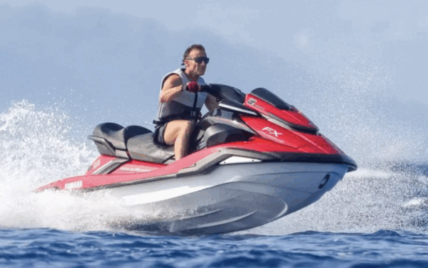 Macron pe jet-ski: Polemică în Franța pe imaginea președintelui