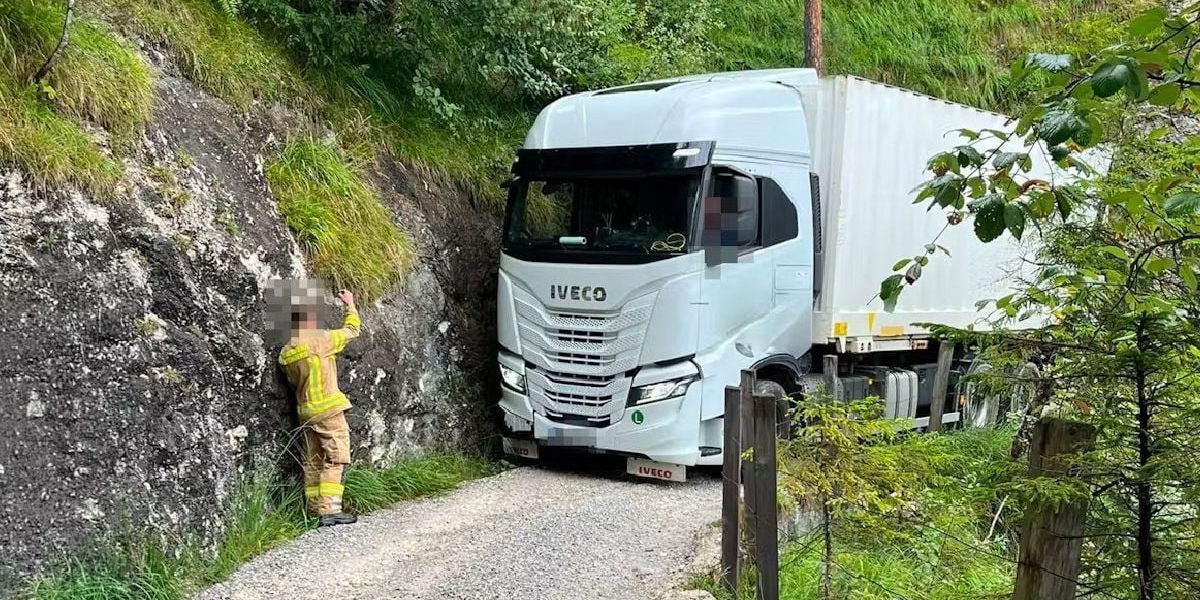 TIR-ist român, prins în pădure după GPS, a abandonat semiremorca