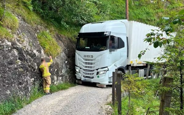 Un șofer român de TIR a urmat orbește GPS-ul și când a rămas blocat în mijlocul pădurii, a decuplat semiremorca și a mers mai departe fără ea