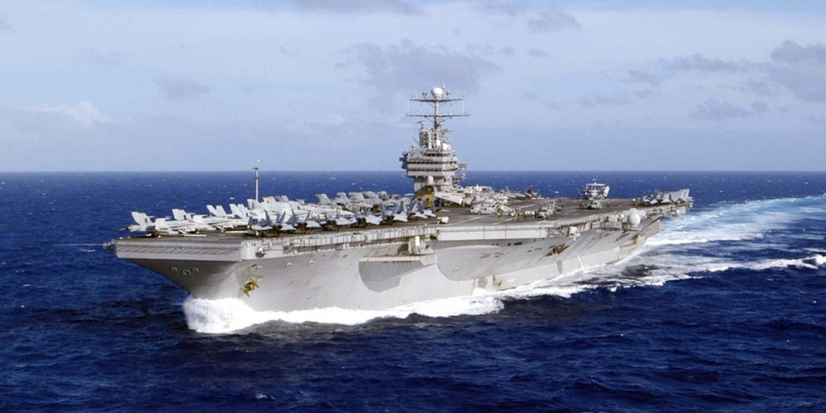 USS Abraham Lincoln: Haos pe portavion, marinari au sărit peste bord