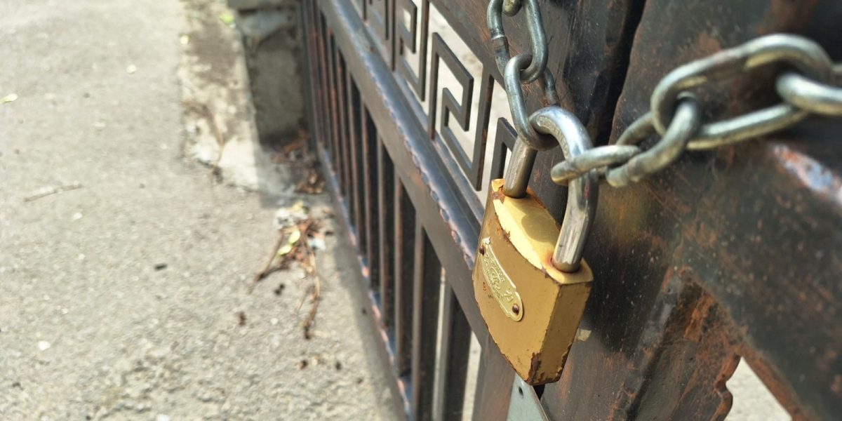 Primarul Buzăului amenință școlile cu amenzi pentru terenurile de sport