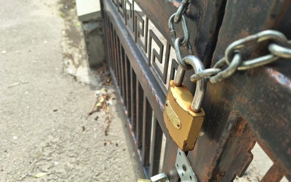 Primarul Buzăului amenință școlile cu amenzi pentru terenurile de sport