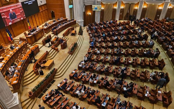 Deputați votă legi PNRR și SAFE în scandal, AUR și SOS se opun