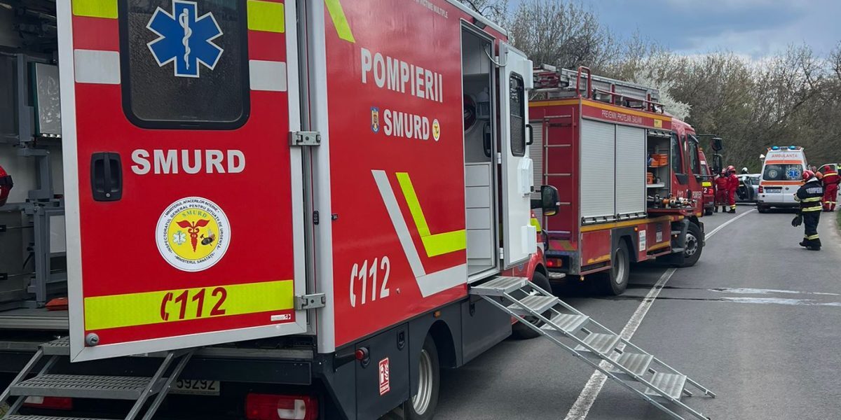 Alba: Accident cumplit pe DN 67C, 4 victime, 3 încarcerate. Trafic blocat