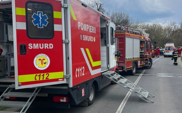 Alba: Accident cumplit pe DN 67C, 4 victime, 3 încarcerate. Trafic blocat