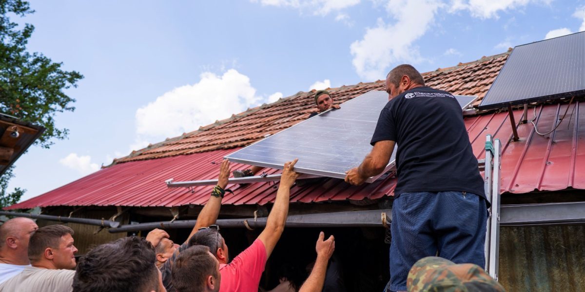 Lumină în case noi: 26 de familii primesc energie prin panouri fotovoltaice