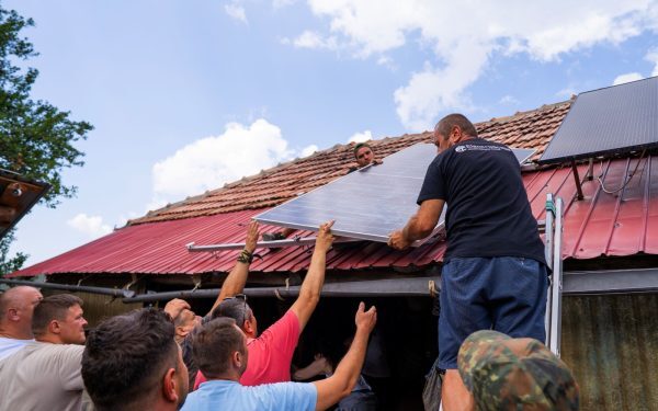 Lumină în case noi: 26 de familii primesc energie prin panouri fotovoltaice