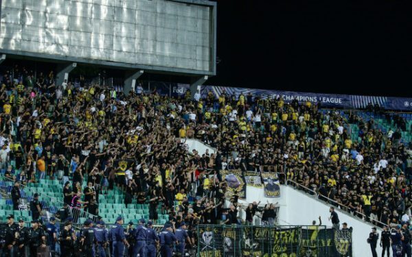 Arestați pe loc înainte de AEK Atena