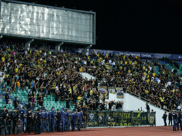 Arestați pe loc înainte de AEK Atena