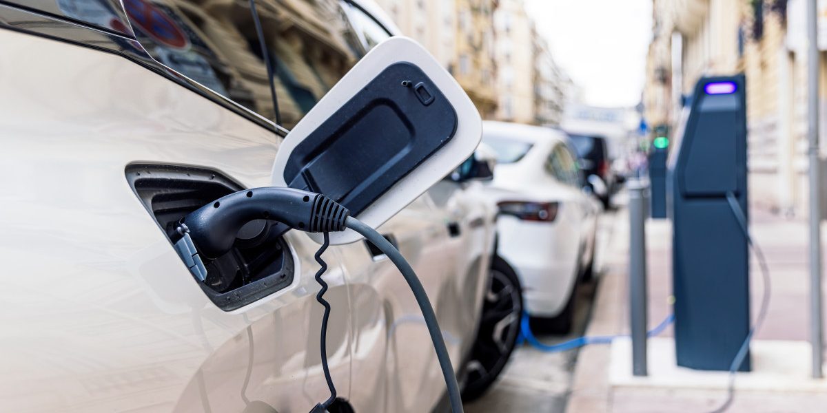 Caniculă, baterii mașini electrice: Ce pățesc la soare
