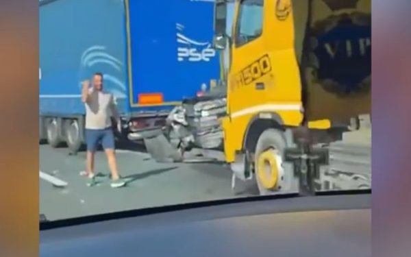 Accident mortal pe A0: Un șofer, prins între două TIR-uri