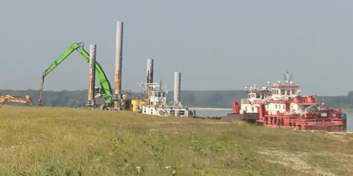 Dunărea: Barje scufundate pentru centrala Cernavodă