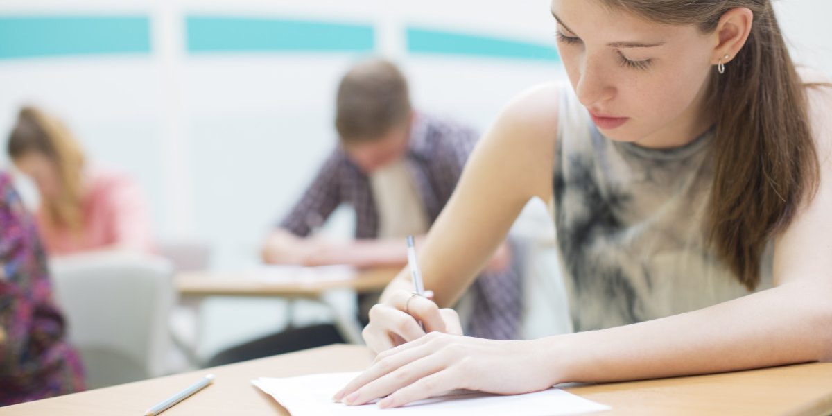 Bac 2026 Toamnă: Peste 33.000 la examen. Primul start la ora